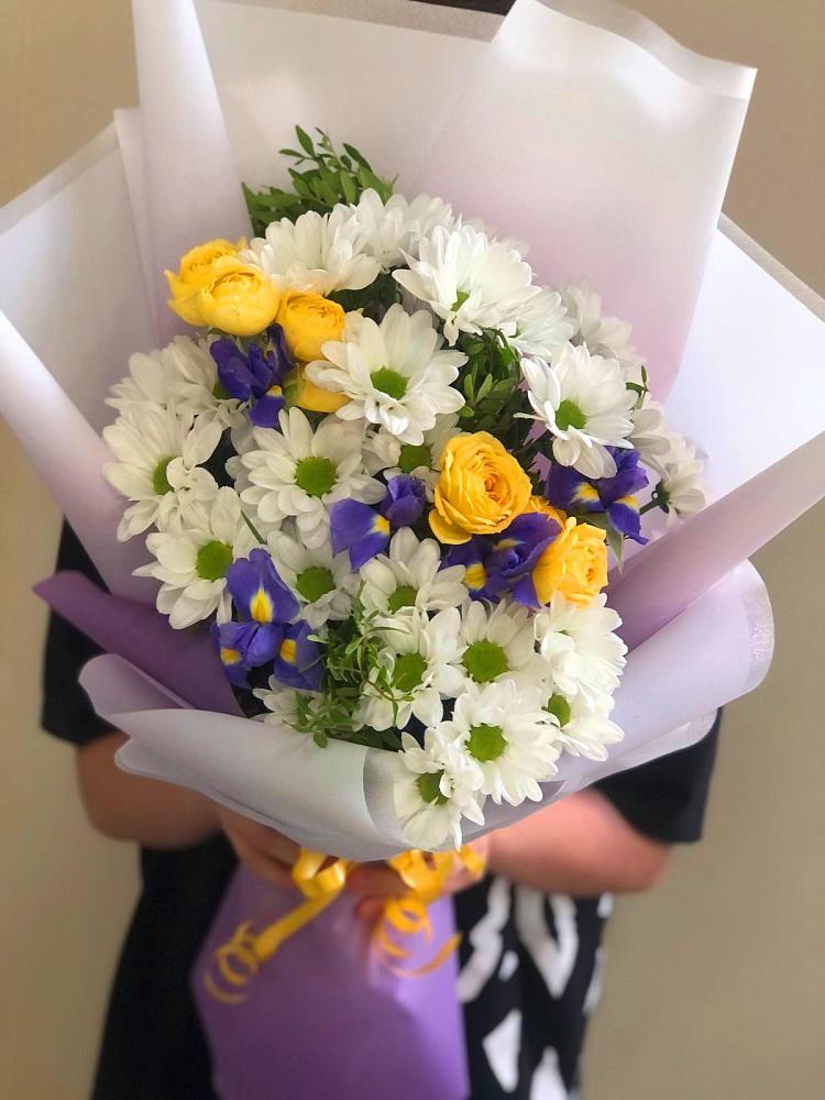 Букет цветов из: Ирисы, Хризантемы и Розы в Введенское