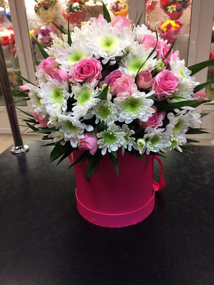 Цветочная композиция из Розы и Хризантемы в шляпной коробке в Введенское