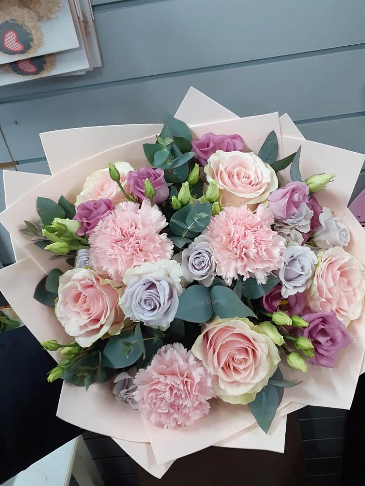 Букет цветов из: Розы, Гвоздики и Лизиантусы в Введенское